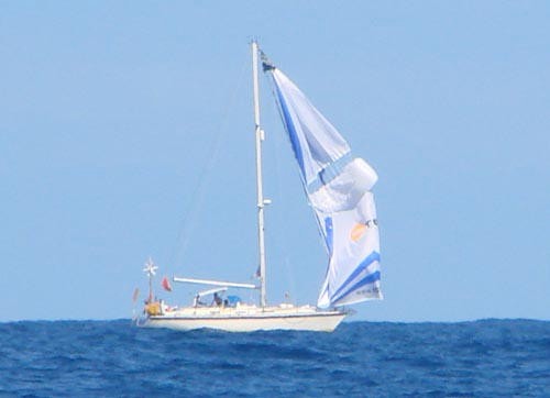Meitli standing by with parasail flying © BW Media